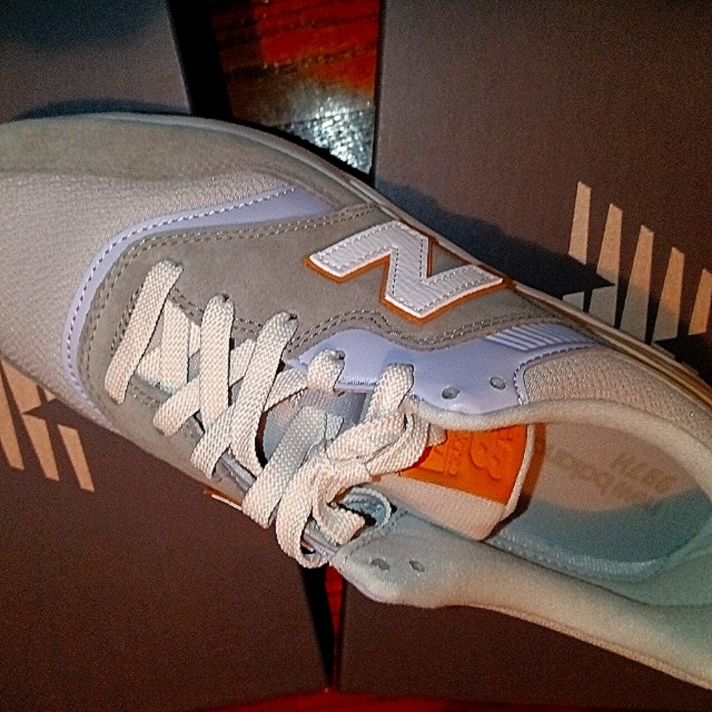 Sneakers Women's/Athletic Wear New Balance Size: Size: 10